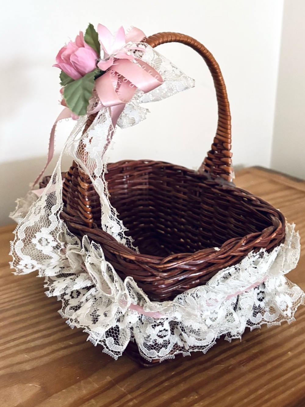 💥 Wicker Basket with Pink Ribbon & Lace